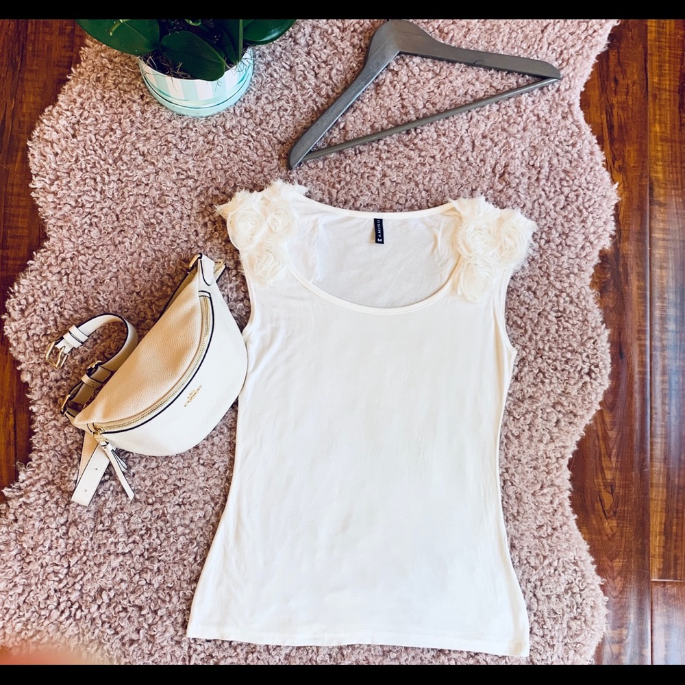 White Flowers Women’s Sleeveless Top Size Medium NWOT